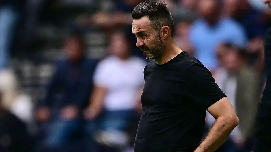 Roberto De Zerbi looks on during the Premier League match between Tottenham Hotspur and Aston Villa