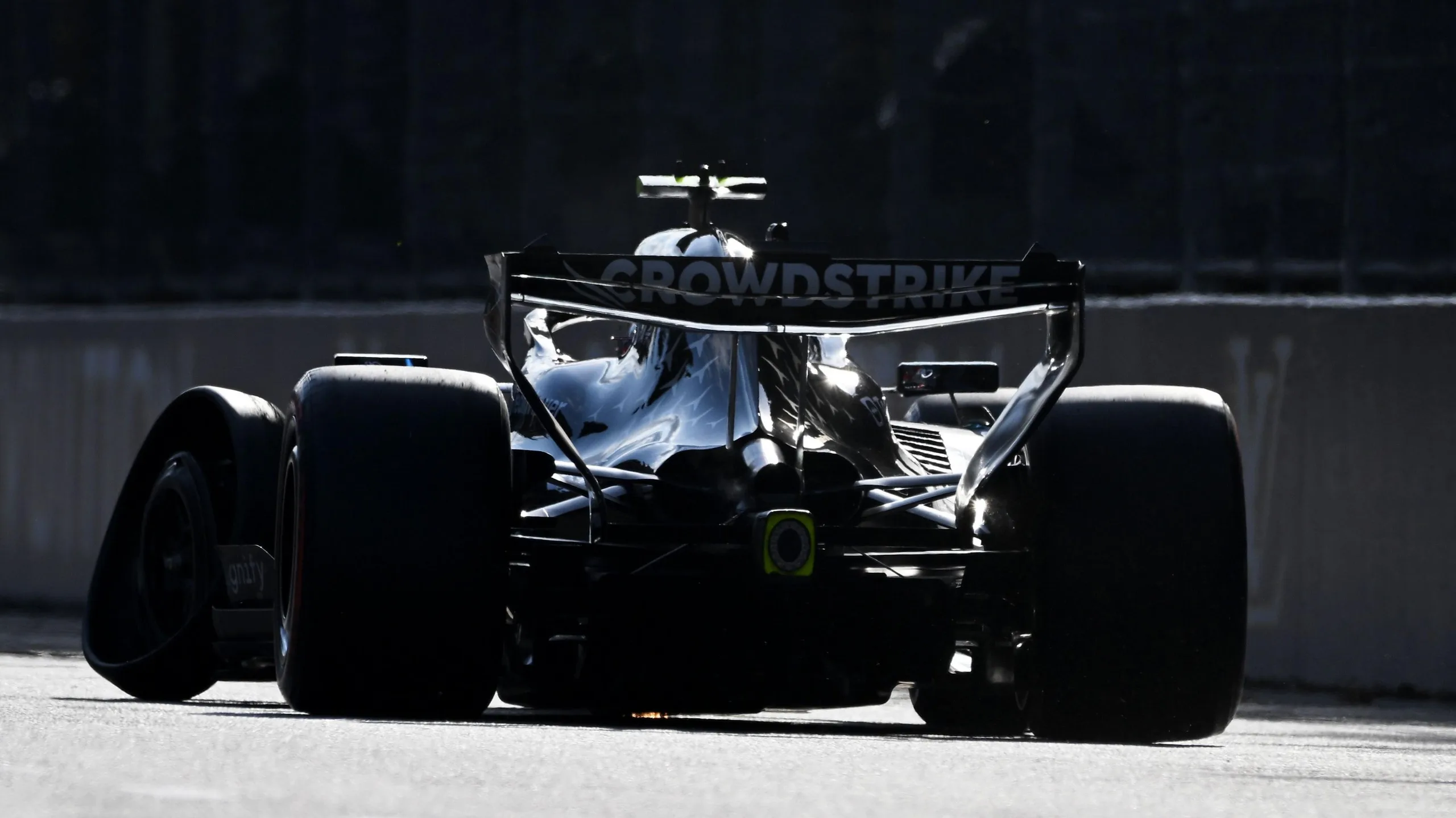 A rear view of Kimi Antonelli's damaged front-left wheel after he hit the wall in Azerbaijan Grand Prix qualifying
