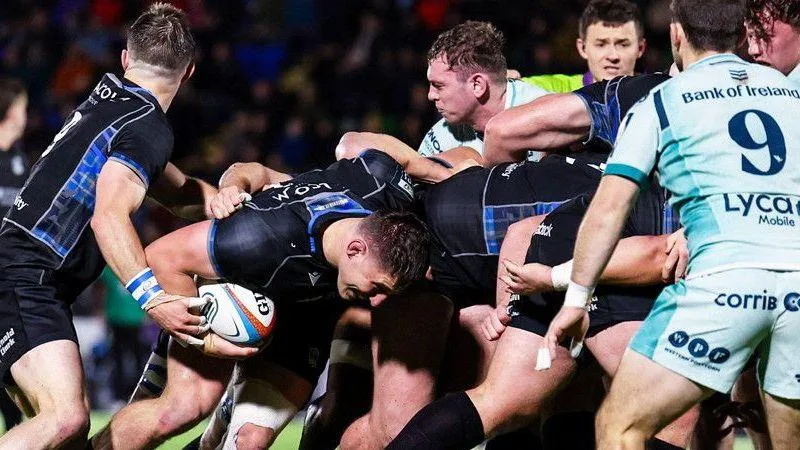 Rory Darge on his way to scoring Glasgow's second try