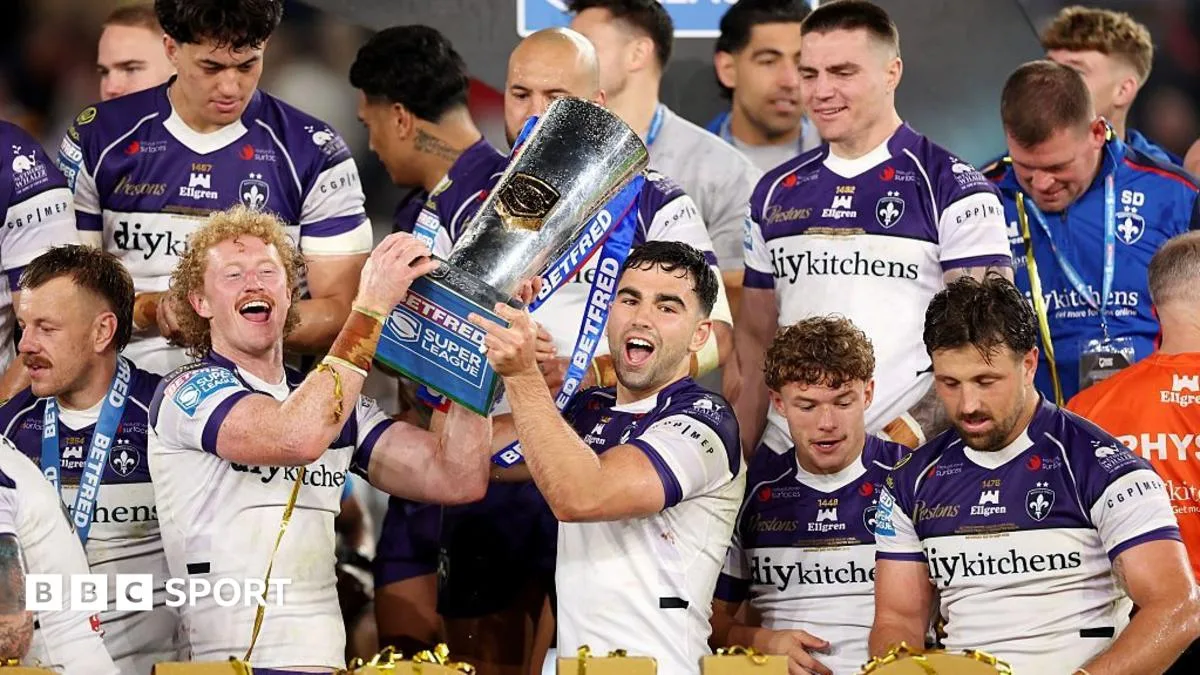 Wakefield beat Warrington to win Super League