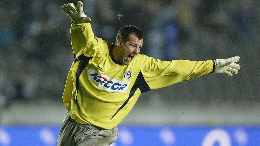 Gabor Kiraly celebrates