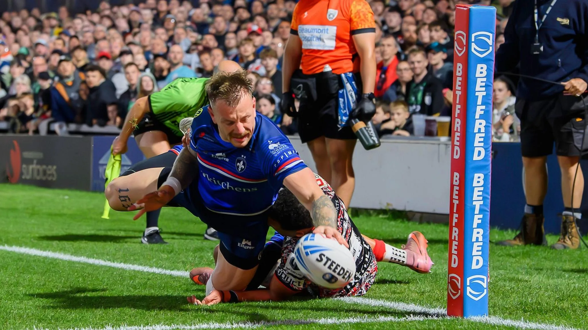 Tom Johnstone scores Wakefield's second try against Leigh