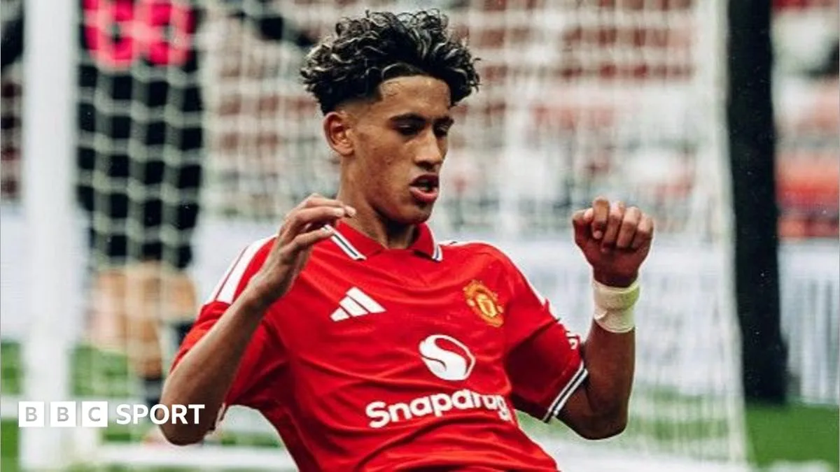 Gabriel in Man Utd team photo but no hint of reconciliation