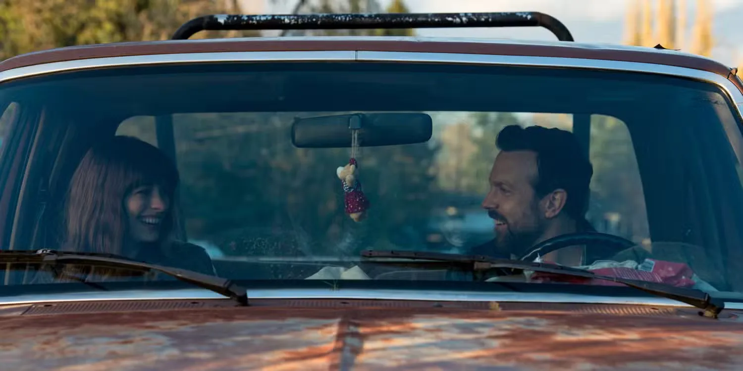 Anne Hathaway as Gloria and Jason Sudeikis as Oliver in Colossal