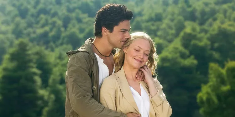 Dominic Cooper's Sky and Amanda Seyfried's Sophie embrace in Mamma Mia