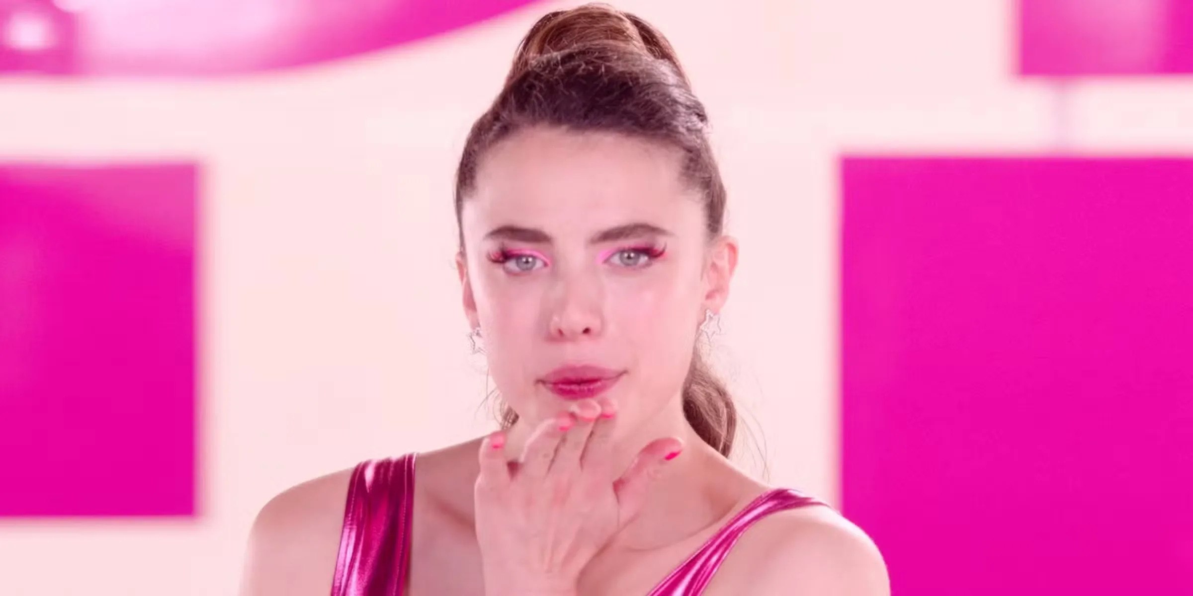 Margaret Qualley as Sue blowing a kiss at the camera in The Substance (2024)