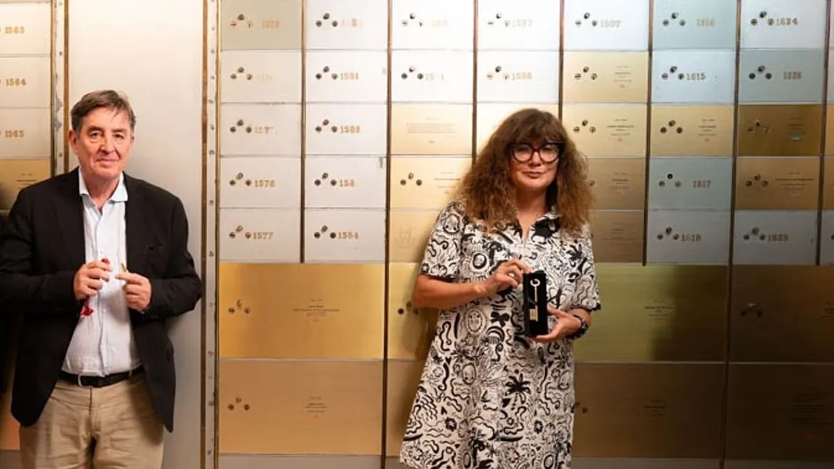 Coixet holding the key to box no. 1586, together with the director of the Instituto Cervantes, Luis García Montero