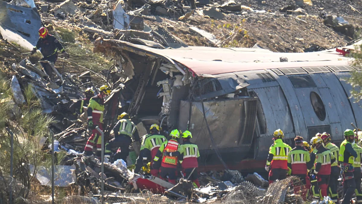 Emergency services tend to victims at the site of a collision between two trains in Urda, Spain, on Wednesday, 28 October 2026. (AP Photo/Manu Fernández)