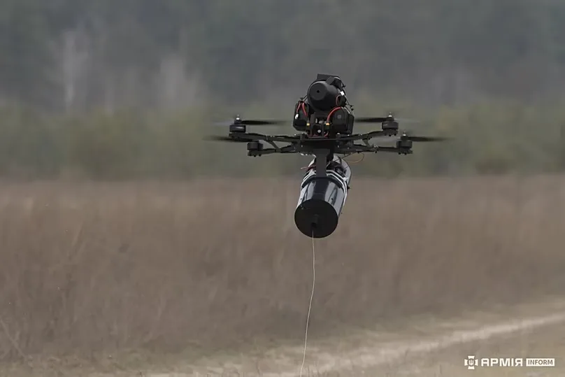 Drones with a fibre-optic reel
