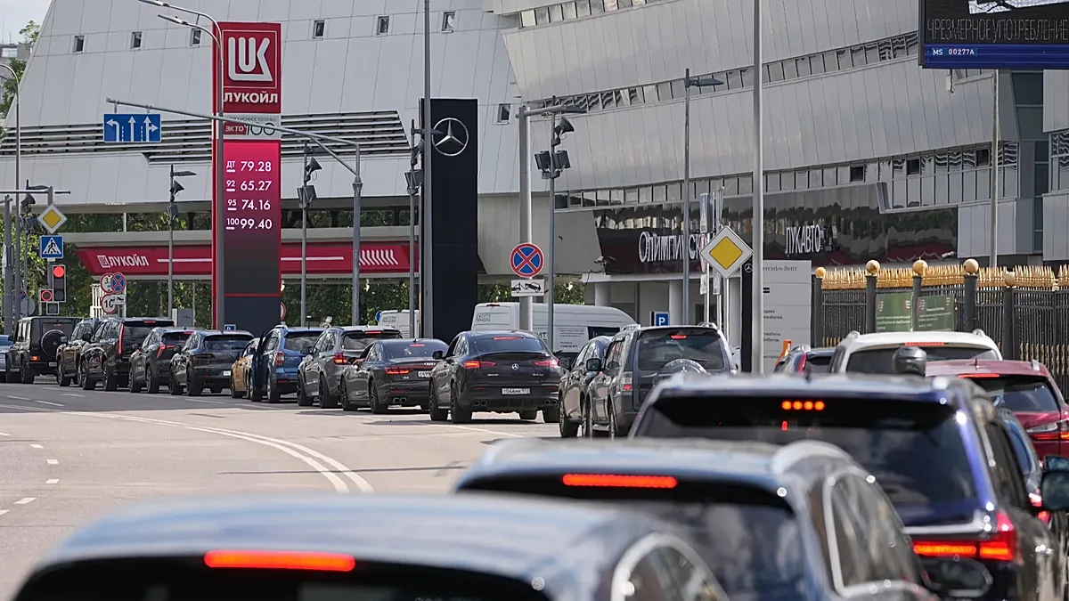 Motorists line up at a Lukoil gas station in Moscow on Tuesday, 30 June, 2026.