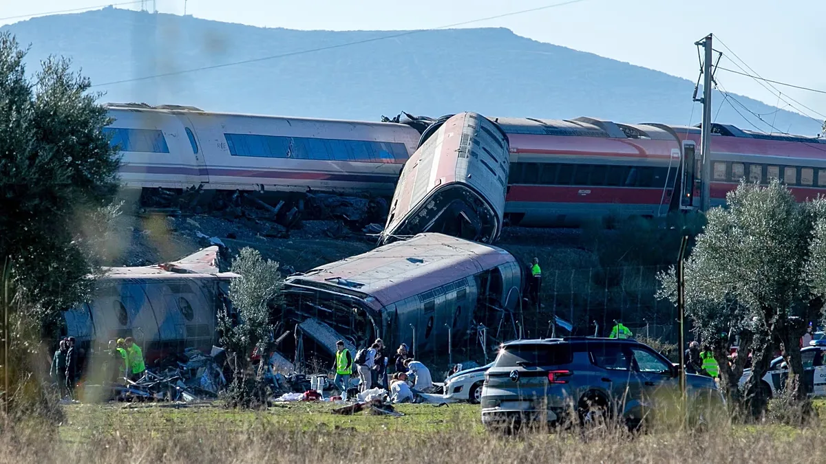 Emergency services attend to the victims at the scene of a collision between two trains in Urda, Spain, on Wednesday, 28 Oct, 2026.